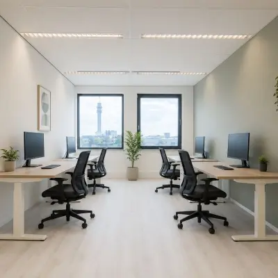 Moderne kantoorruimte aan de Mollerusweg 84 in Haarlem Waarderpolder, voorzien van bureaus met stoelen en computers, ideaal voor huur als werkplaats in een open en lichte omgeving.