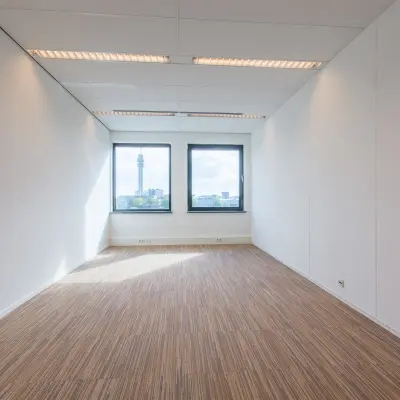 Kantoorruimte huren op Mollerusweg 84, Haarlem Waarderpolder, met grote ramen die natuurlijk licht binnenlaten in een ongefurnishede ruimte, ideaal voor personalisering.