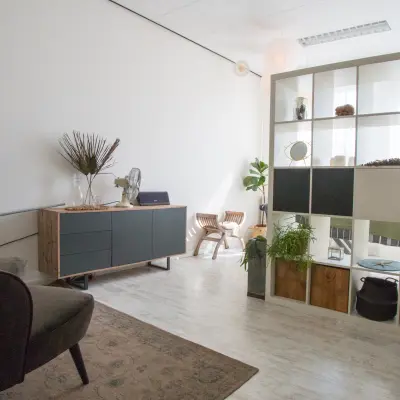 Lichte kantoorruimte te huur op Waarderweg 19, Haarlem Waarderpolder, met moderne, smaakvolle inrichting en open kast voor scheiding. Ideaal voor werkplekken of een kleine vergaderruimte.