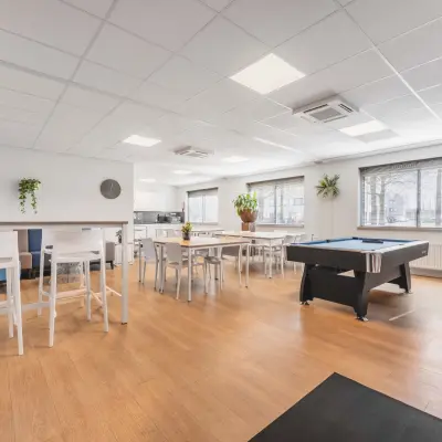 Ruime en lichte kantoorruimte in Helmond met een pooltafel en diverse zitplaatsen, ideaal voor ontspanning en informele vergaderingen.