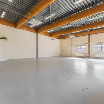 Grote open kantoorruimte op Steenovenweg 5 in Helmond, ideaal voor creatief gebruik en flexibel in te richten. Eenvoudig te bereiken en biedt mogelijkheden voor kantoorruimte huren.