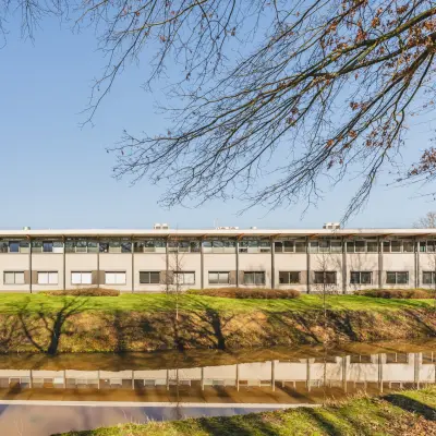 Exterieur van een modern kantoorpand langs het water aan de Steenovenweg 5 in Helmond, ideaal voor kantoorruimte huren.