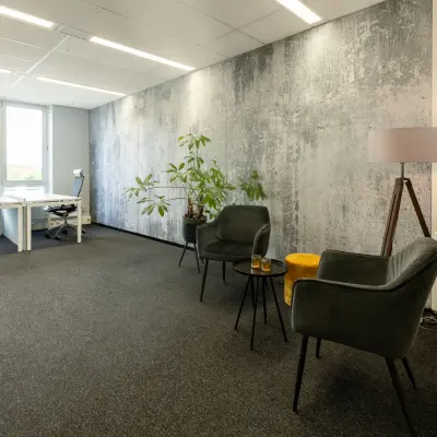 Moderne kantoorruimte te huur op Demmersweg 3, Hengelo, met comfortabele zitgelegenheid, bureaus en natuurlijke lichtinval. Ideaal voor bedrijven op zoek naar inspirerende kantoorruimte.