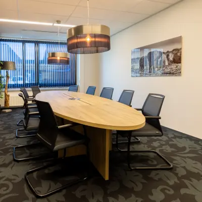 Vergaderruimte in kantoorpand Jan Tinbergenstraat 202, Hengelo met een grote ovale tafel en stoelen, geschikt voor kantoorruimte huren.