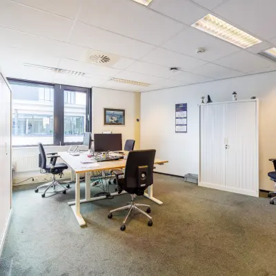 Functionele kantoorruimte huren op Welbergweg 60 in Hengelo, voorzien van bureaus, stoelen en kasten, ideaal voor verschillende zakelijke activiteiten.