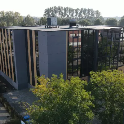 Moderne kantoorgebouw aan Catharina van Renneslaan 8-10 in Hilversum, ideaal voor wie kantoorruimte wil huren. Omgeven door bomen met ruime parkeergelegenheid.