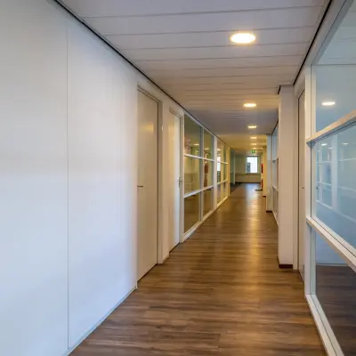 Strakke en lichte gang in een kantoorpand aan de Franciscusweg 219 in Hilversum, ideaal voor kantoorruimte huren.