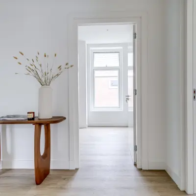 Lichte kantoorruimte met houten tafeltje en vaas, ideaal voor bedrijven die kantoorruimte willen huren aan de Graaf Florislaan 40 in Hilversum.