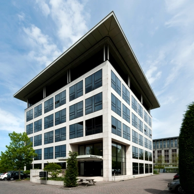 Modern kantoorpand voor verhuur op Marathon 2, Hilversum met strakke architectuur en glazen gevels.