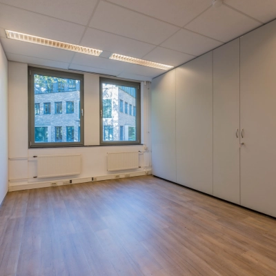 Ongemeubileerde kantoorruimte in Hilversum met grote ramen en ingebouwde kasten, geschikt voor kantoren aan de Mozartlaan 25.