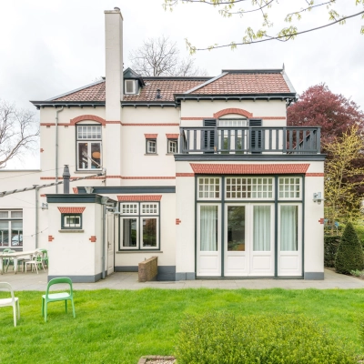 Exterieur van een charmant kantoorpand op Oude Enghweg 8, Hilversum, met goed onderhouden tuin en klassieke architectuur. Ideaal voor kantoorruimte huren in een rustige omgeving.