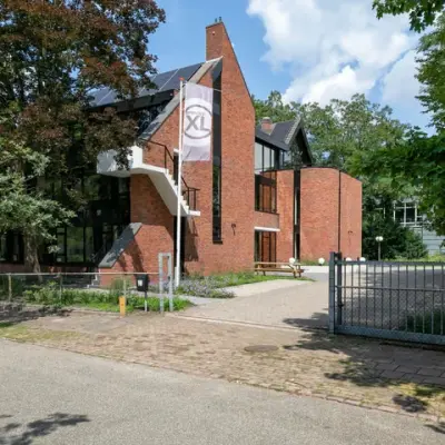 Kantoorpand aan Steijnlaan 16, Hilversum, met moderne architectuur en ruime buitenruimte. Ideaal voor kantoorruimte huren.