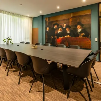 Ruime vergaderzaal in een kantoorpand op Steijnlaan 16, Hilversum, met een grote tafel en stoelen, geschikt voor vergaderingen en zakelijke bijeenkomsten. Kantoorruimte huren in een moderne omgeving.