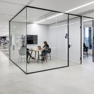 Moderne kantoorruimte op Siriusdreef 16 in Hoofddorp met glazen wanden en werkende personen aan tafels, ideaal voor kantoor huren en flexibele werkplekken.