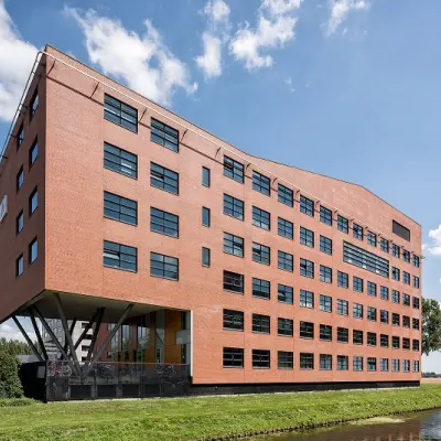 Modern kantoorpand op Siriusdreef 16 in Hoofddorp, te huur. Het rode bakstenen gebouw biedt meerdere verdiepingen en grote ramen, ideaal voor kantoorruimte huren.