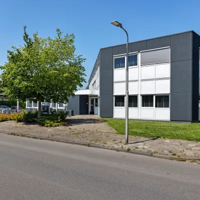 Exterieur van een modern kantoorpand aan de Ouddeelstraat 7a in Leeuwarden, geschikt voor kantoorruimte huren.