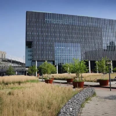 Modern kantoorpand aan de Bargelaan 200 in Leiden, omgeven door sierlijke beplanting en met een groot glasgevelontwerp.