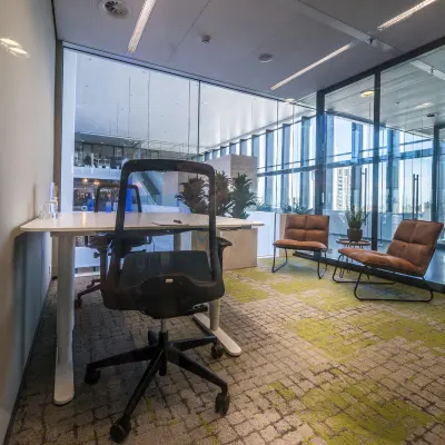Moderne kantoorruimte te huur op Bargelaan 200 in Leiden, met glazen wanden en stijlvol meubilair, ideaal voor zakelijke activiteiten.