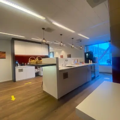 Moderne kantoorruimte huren met een stijlvolle pantry en strak interieur op Mendelweg 30, Leiden.