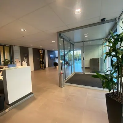 Bij binnenkomst in kantoorpand aan Mendelweg 30 in Leiden word je begroet door een moderne entree met strakke lijnen en een stijlvolle afwerking. Ideaal voor wie kantoorruimte wil huren.