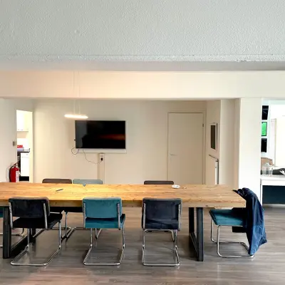 Moderne kantoorruimte huren in Maastricht op Wilhelminasingel 44-46 met een stijlvolle vergadertafel en comfortabele stoelen, ideaal voor creatieve brainstormsessies.