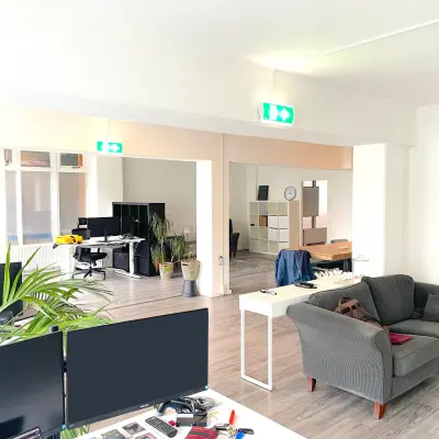 Heldere kantoorruimte op Wilhelminasingel 44-46 in Maastricht. Het kantoorpand is voorzien van werkplekken met moderne bureaus, zitgedeelte en planten. Ideaal om als kantoor te huren.