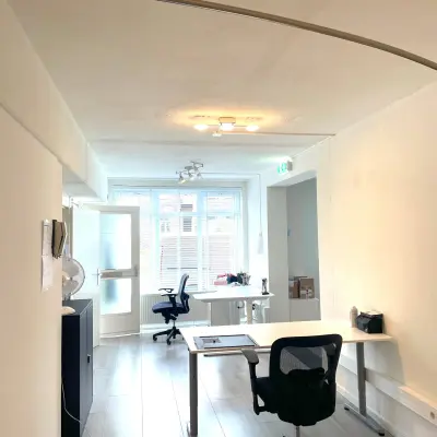 Heldere kantoorruimte op Wilhelminasingel 44-46 in Maastricht met moderne bureaus en stoelen, klaar voor de verhuur. Geschikt voor wie kantoorruimte wil huren voor dagelijkse werkzaamheden.
