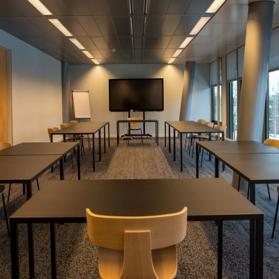 Moderne kantoorruimte te huur in Meppel, Blankenstein 400, met ruime werkplekken en technische voorzieningen, ideaal voor vergaderingen.