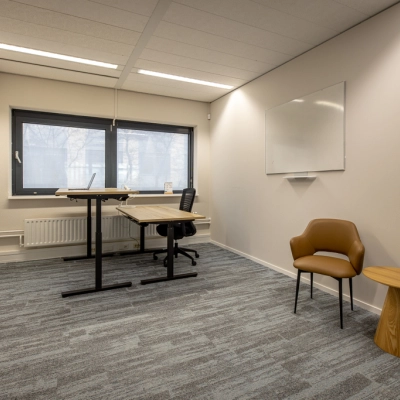 Kantoorruimte huren aan Gooimeer 1 in Naarden met strakke afwerking. De ruimte heeft bureau, stoel en een kleine zitplek. Grote ramen zorgen voor veel lichtinval. Geschikt voor professioneel werken.