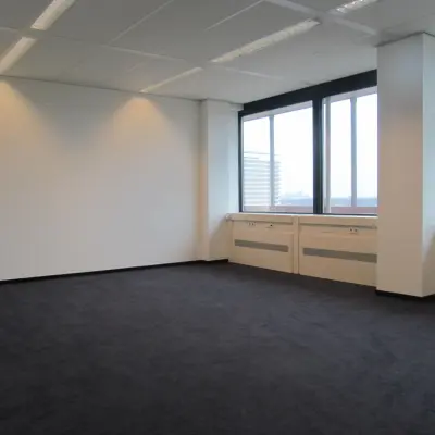 Ruime kantoorruimte op J.C. van Markenlaan 3 in Rijswijk met grote ramen en neutrale vloerbedekking, ideaal voor kantoor of werkplek. Perfect voor bedrijven die een kantoorpand willen huren in Rijswijk.