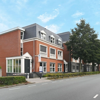 Kantoorpand aan de Laan van Vredenoord 17-19 in Rijswijk, met een bakstenen gevel en omliggende groenvoorzieningen, ideaal voor kantoorruimte huren. De locatie biedt goede bereikbaarheid en een professionele uitstraling.