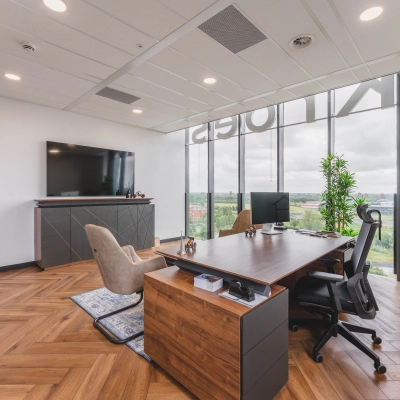 Moderne kantoorruimte huren op Laan van Zuid Hoorn 70, Rijswijk, met gestyled interieur, houten vloer en natuurlijk licht via grote ramen.