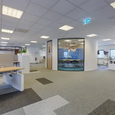 Ruime kantoorruimte op Patrijsweg 62 in Rijswijk met moderne werkplekken en vergaderzaal. Ideaal voor bedrijven die een kantoorpand willen huren. Veel natuurlijk licht en een professionele uitstraling.