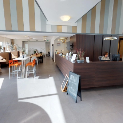 Ruime en gemeubileerde kantoorruimte in Roermond met een moderne receptie en veel lichtinval. Ideaal voor wie een kantoorpand wil huren op Boven de Wolfskuil 3.