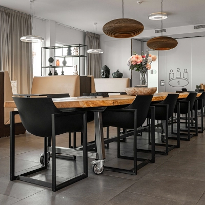 Moderne kantoorruimte in een kantoorpand op Boven de Wolfskuil 3, Roermond, met stijlvolle tafels en stoelen, ideaal voor wie kantoorruimte wil huren.