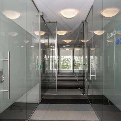 Transparante kantoorgang met glazen wanden in een kantoorpand op Boven de Wolfskuil 3, Roermond. Modern en strak ontwerp biedt mogelijkheden voor kantoorruimte huren.