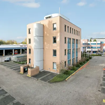 Exterieur van kantoorpand op Laan van Brabant 70-86, Roosendaal, met parkeerplaats en toegang tot meerdere kantoren.