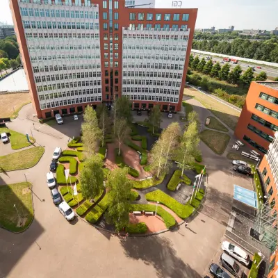 Moderne kantoorpanden aan de George Hintzenweg 77-89, Rotterdam Alexander, omringd door een groene buitenruimte en parkeerplaatsen.