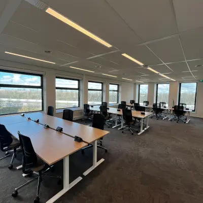 Ruime, lichte kantoorruimte met grote ramen en moderne bureaus op George Hintzenweg 77-89 in Rotterdam Alexander. Ideaal voor bedrijven die kantoorruimte willen huren.
