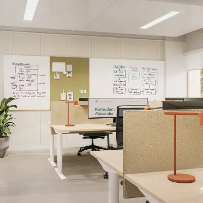 Moderne kantoorruimte huren aan Marten Meesweg 101 in Rotterdam Alexander, met werkplekken voorzien van bureaus, stoelen en computers, nabij grote ramen voor natuurlijk licht.