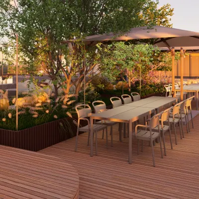 Kantoorruimte huren in Rotterdam Alexander met een ruime buitenterras, voorzien van tafels, stoelen en omringd door groen. Ideaal voor vergaderingen of ontspanning.