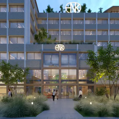 Moderne gevel van een kantoorpand aan de Marten Meesweg 101 in Rotterdam Alexander met verlichte glazen entree en enkele mensen die naar binnen gaan.