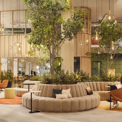 Moderne en vriendelijk ogende kantoorruimte in Rotterdam Alexander met veel groen en comfortabele zitplaatsen voor werk en overleg.