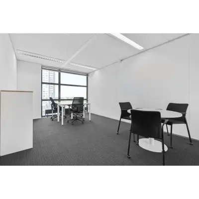 Moderne kantoorruimte te huur in Rotterdam Centraal Station, Weena 290, met grote ramen en stijlvolle meubels voor een professionele werkervaring.