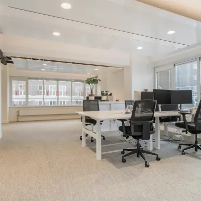 Moderne kantoorruimte te huur op Coolsingel 104, Rotterdam Centrum, met royale ramen en bureaus, ideaal voor een efficiënte werkdag.
