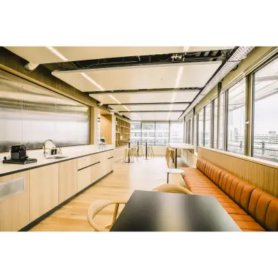 Moderne kantoorpand op Coolsingel 65, Rotterdam Centrum met stijlvolle zithoek, open keuken en grote ramen. Ideaal voor kantoorruimte huren met veel licht en comfort.