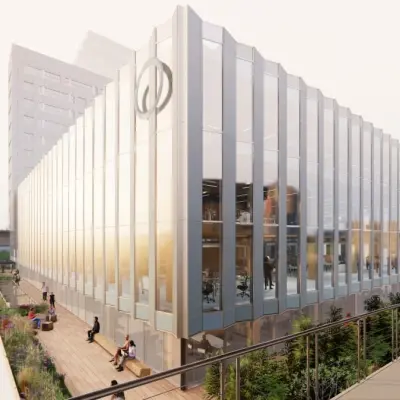 Moderne kantoorruimte op Coolsingel 75 in Rotterdam Centrum met een glanzende façade en meerdere verdiepingen, ideaal voor bedrijven die een stijlvolle kantoorpand willen huren.