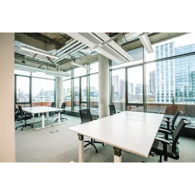 Moderne kantoorruimte huren op Hoogstraat 185, Rotterdam Centrum, met grote ramen, kantoortafels en stoelen. Het pand biedt een lichte werkomgeving met uitzicht op de stad.