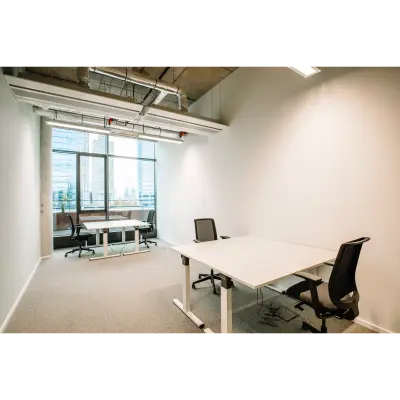 Moderne kantoorruimte met verstelbare bureaus en stoelen in Rotterdam Centrum aan Hoogstraat 185, ideaal om te huren voor productief werk. Grote ramen bieden veel natuurlijk licht en uitzicht op de stad.