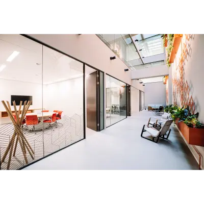 Modern kantoorpand aan Hoogstraat 185, Rotterdam Centrum, met glazen wanden en stijlvolle inrichting. Ideale plek voor kantoorruimte huren met diverse werkplekken en een heldere, open sfeer.